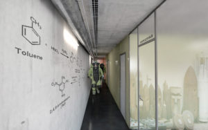 Betonové stěny zdobí chemické vzorce výbušnin.