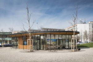 Terasa kavárny bude v létě stíněna platany.