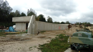 Objekty budou zahrnuty zemním valem.